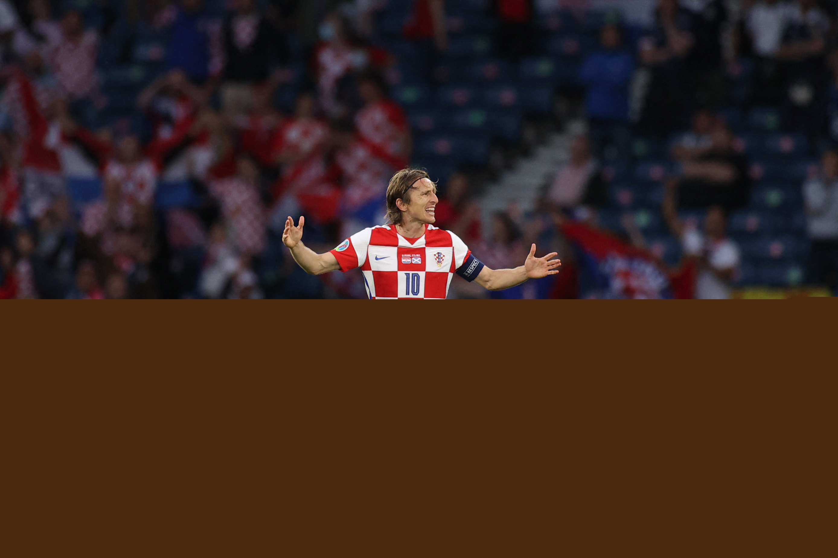 太阳报：英乙球迷朝对方门将扔椅子，被球队主帅严厉批评